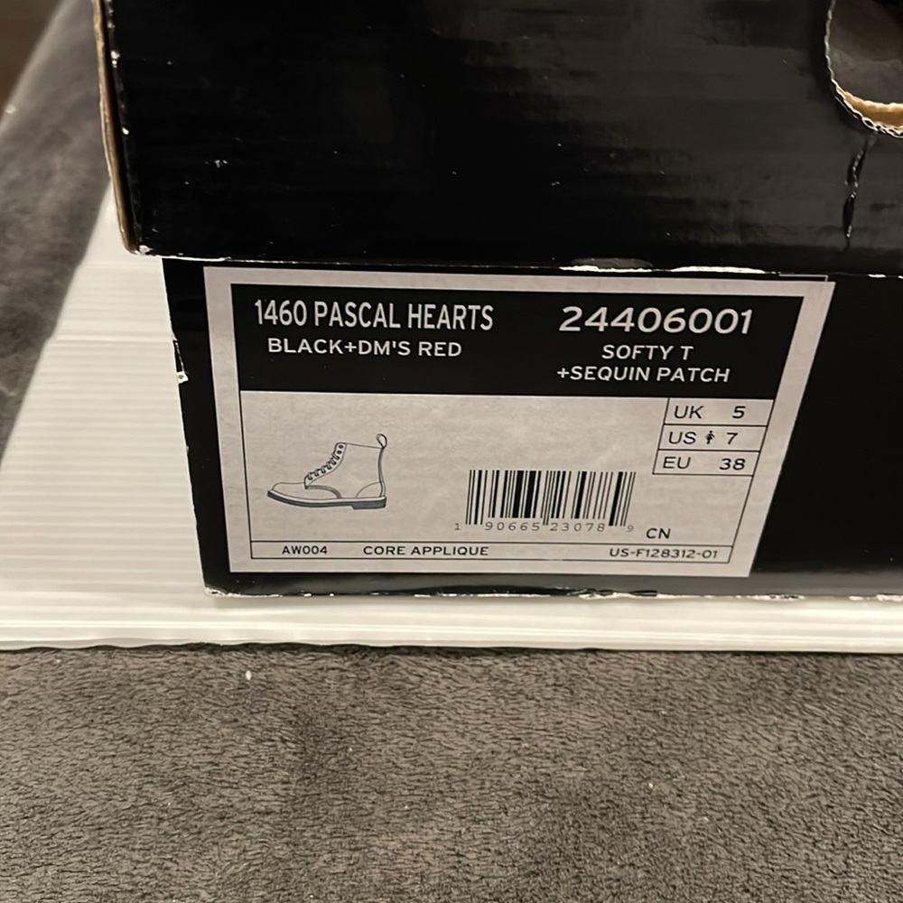 Brand new women black with hearts size 7 - Picture 10 of 11